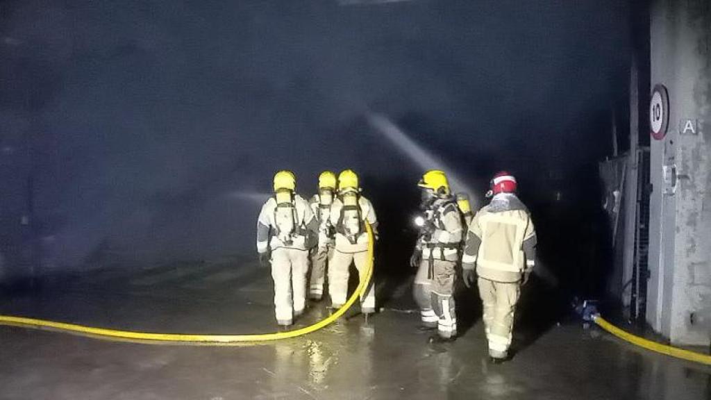 Una dotación de bomberos acude a un fuego en una nave de Badalona