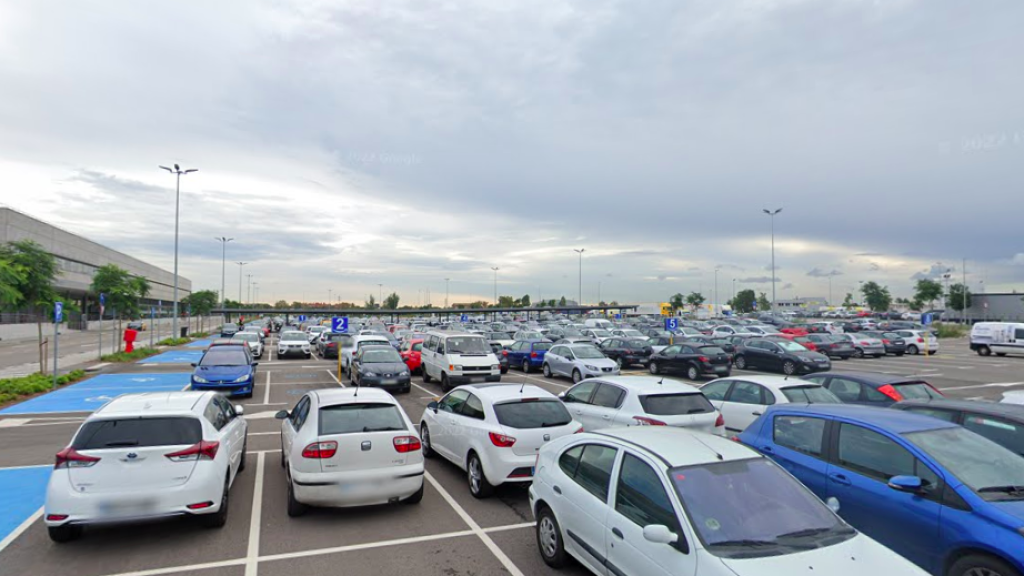 Coches aparcados en el polígono de Mas Blau en El Prat de Llobregat