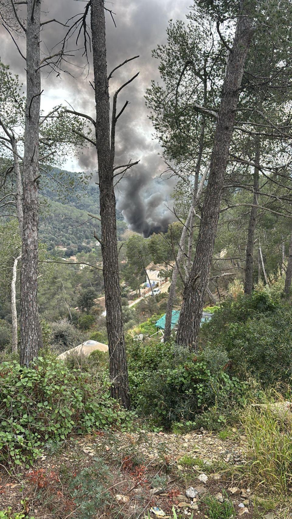 Columna de humo procedente del incendio de una chabola de Collserola