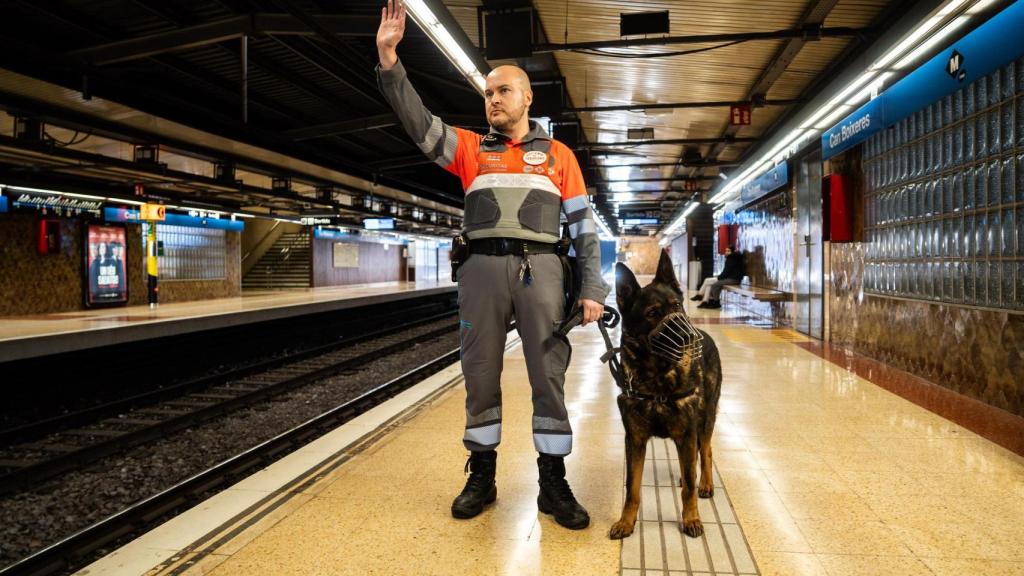 Uno de los vigilantes de la unidad canina del metro de Barcelona con su perro