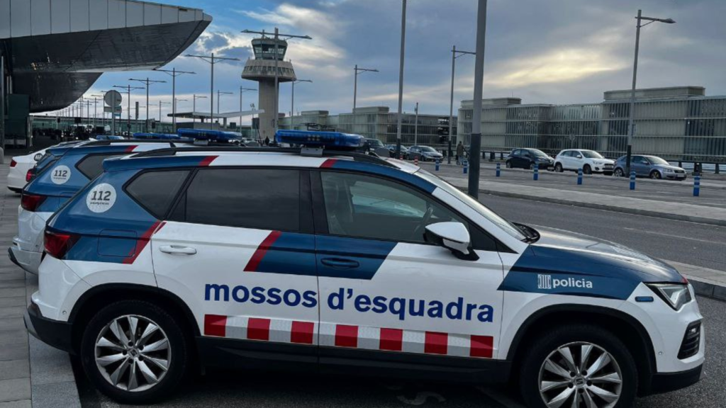 Un coche de Mossos d'Esquadra en el Aeropuerto de Barcelona