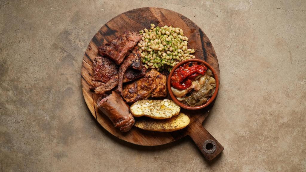 Parrillada de carne a la brasa de Mamut Beach Club en Viladecans