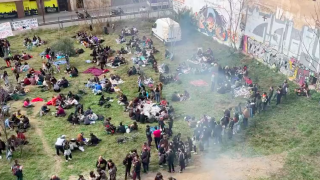 VÍDEO: Celebran una macrocalçotada en un solar de Vallcarca