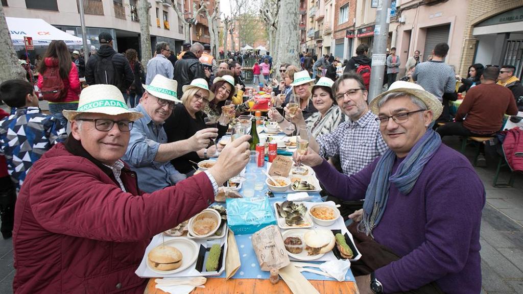 Vecinos de Sant Boi participando en una edición anterior de ‘La Carxofada’