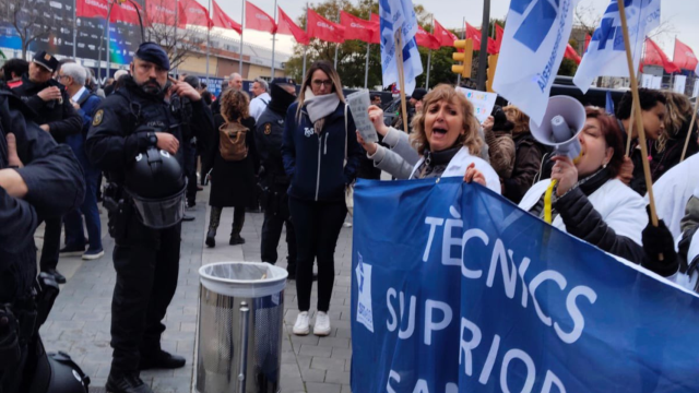 Técnicos sanitarios se manifiestan a las puertas del Mobile World Congress de Barcelona