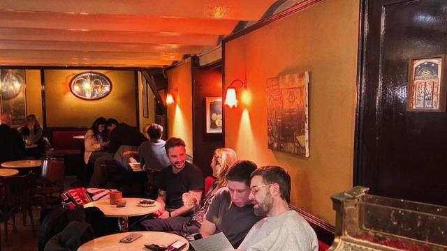 La coctelería de Barcelona que conserva un ascensor modernista