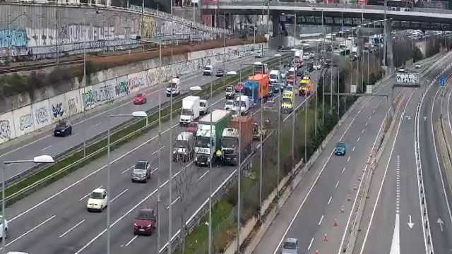 Accidente entre dos camiones y una moto en la C-58