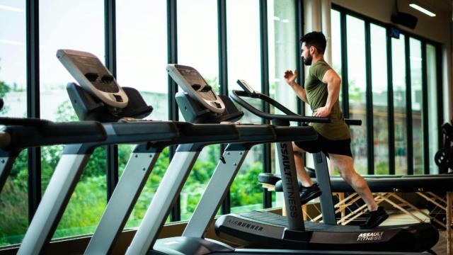 Deportista en un gimnasio