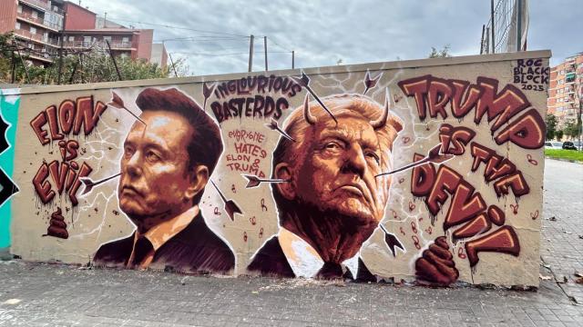 Mural del artista Roc Blackblock de Trump y Elon Musk en el Clot