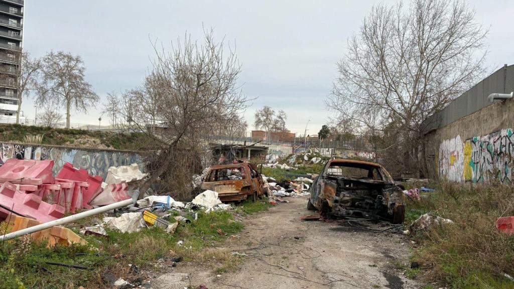 Acceso al solar abandonado de la Vía Trajana