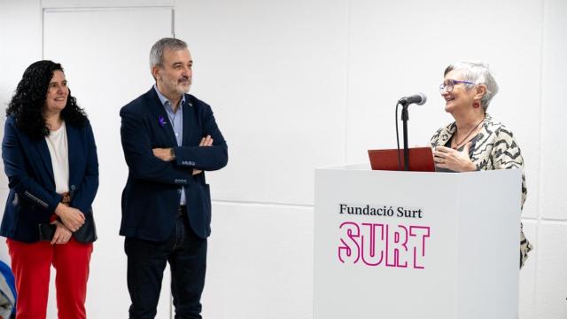 El alcalde de Barcelona, Jaume Collboni, junto a la presidenta de la Fundació Surt, Fina Rubio, y su directora general, Sílvia Benaiges