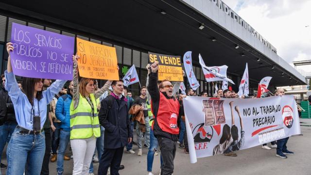 Cerca de 100 personas se manifiestan frente a la estación de Barcelona-Sants por el traspaso de Rodalies