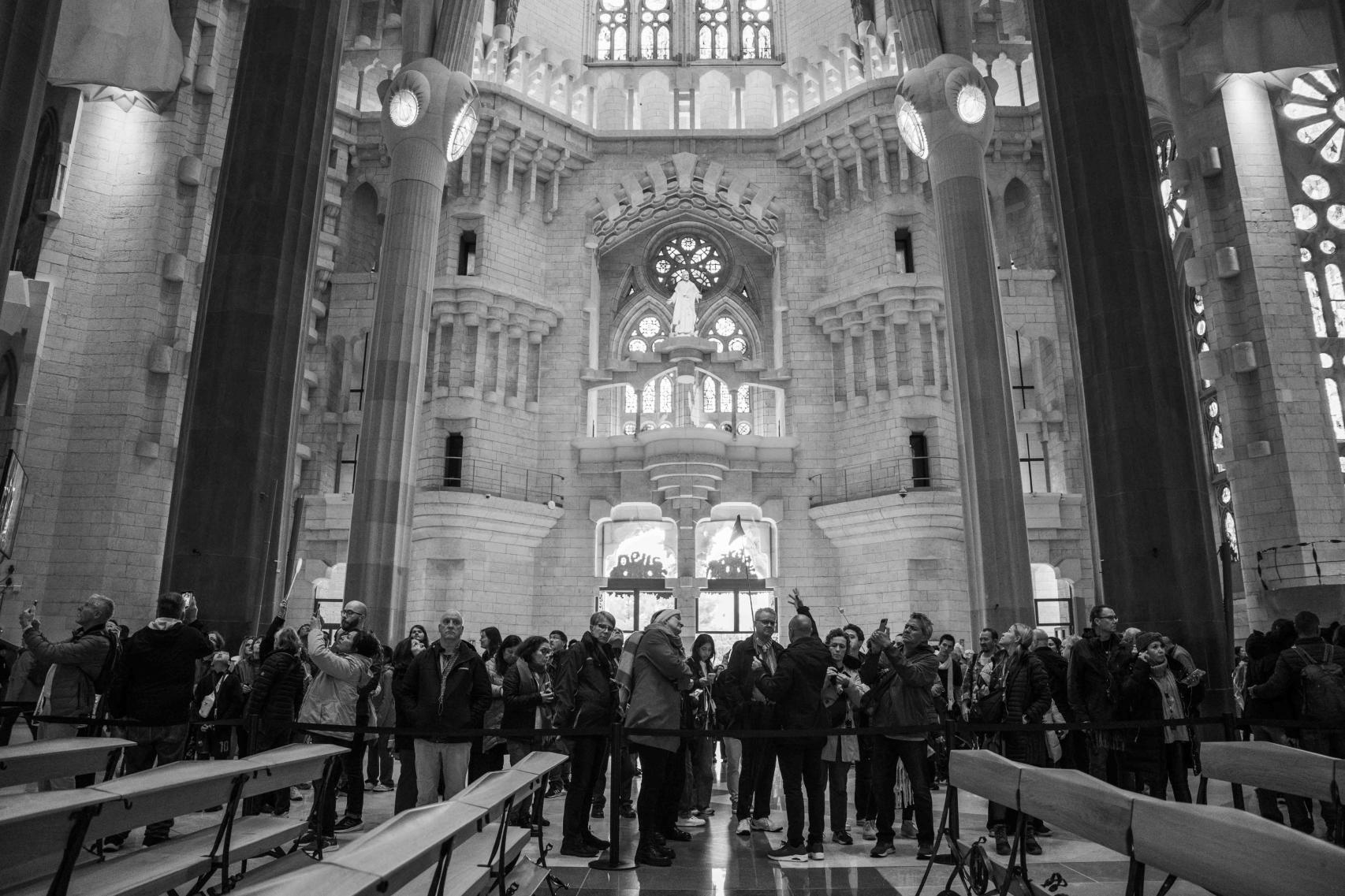 Turistas visitan el interior de la Sagrada Família