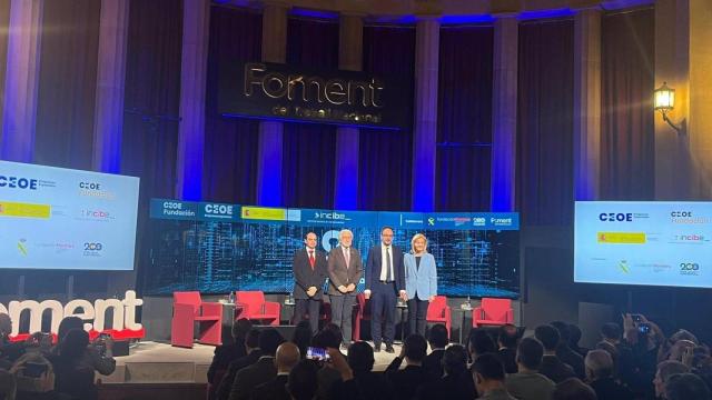 El secretario de Estado de Telecomunicaciones, Antonio Hernando, el secretario de Telecomunicaciones de la Generalitat, Albert Tort, el presidente de Foment del Treball, Josep Sánchez Llibre, y la presidenta de la Fundación Ceoe, Fátima Báñez