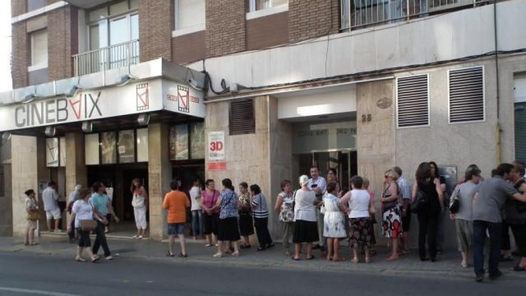 Imagen de archivo de gente haciendo cola en el CineBaix de Sant Feliu de Llobregat