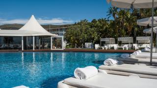Piscina exterior con vistas al mar del CBC, en Castelldefels