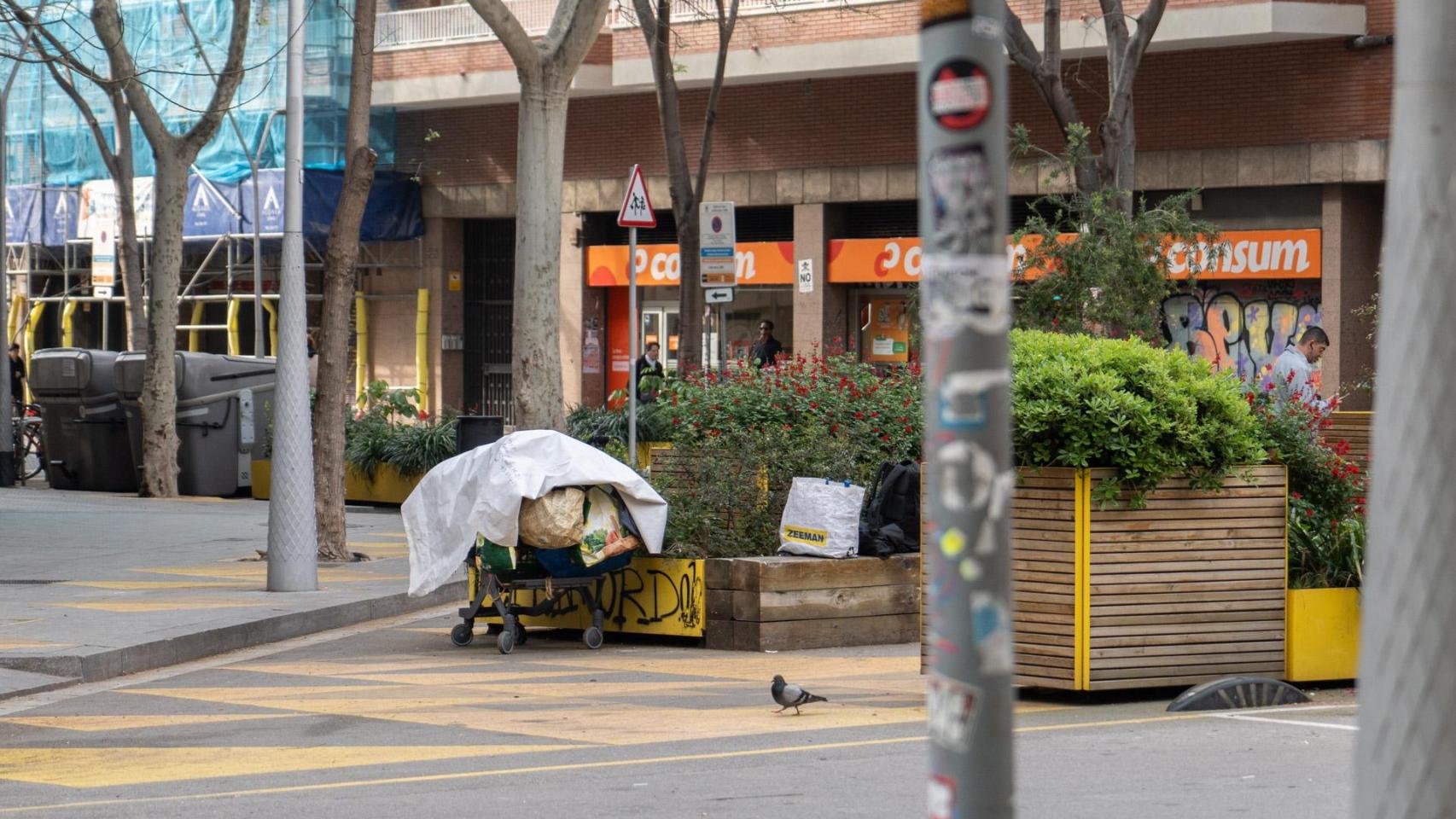 Plan de choque en Sant Antoni: Barcelona incrementa la presencia policial y retirará el mobiliario urbano