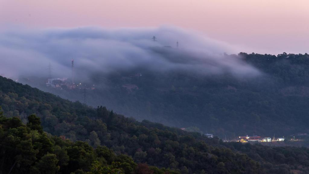 Niebla entrando a la ciudad a través de Collserola