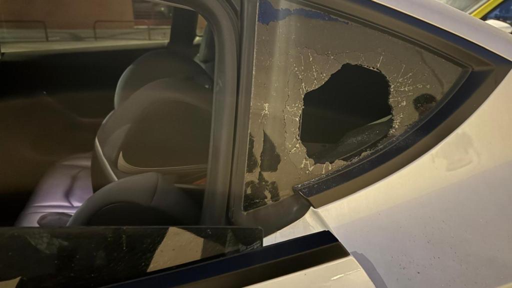 El coche destrozado por el ladrón en Badalona