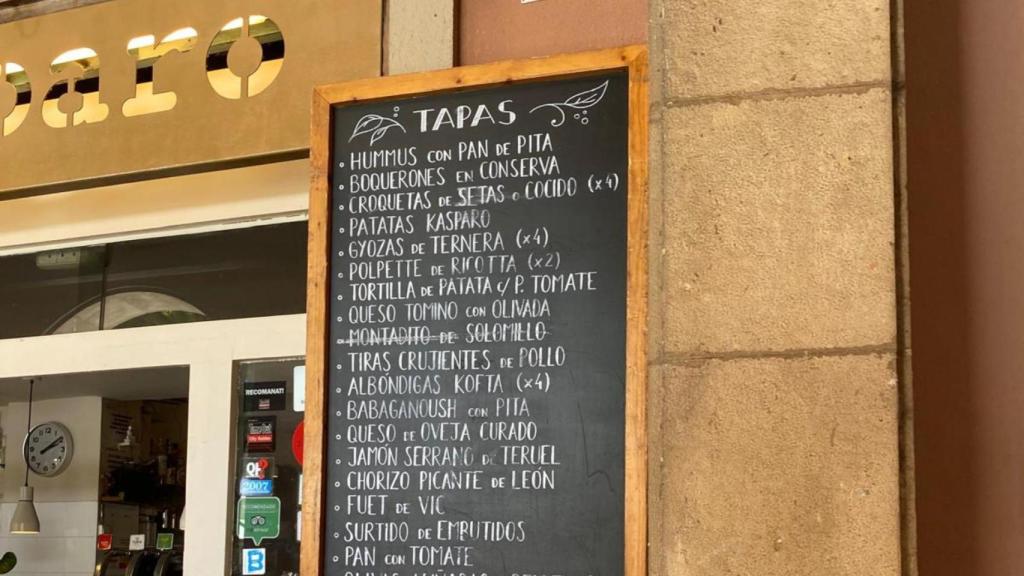 Pizarra con platos del bar Kasparo