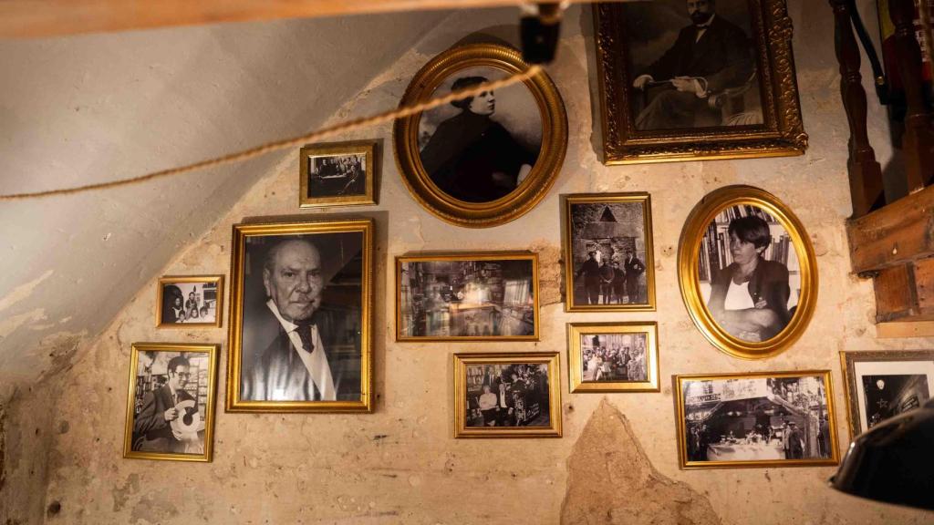Pared de la librería con fotos históricas del local