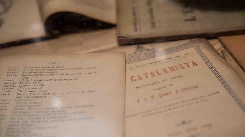 Mesa de la librería con una versión de Hamlet de 1898 traducido por el bisabuelo de Raimund