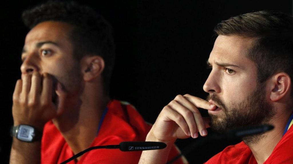 Jordi Alba y Thiago Alcántara en una rueda de prensa