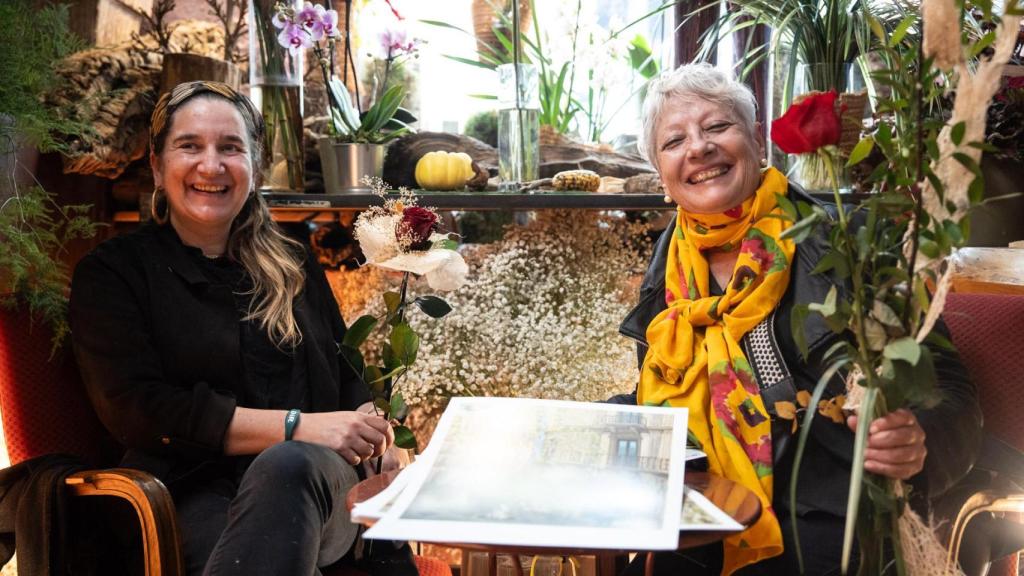 Maria Ponsá, dueña del negocio con Clara, florista, en la entrevista con Metrópoli