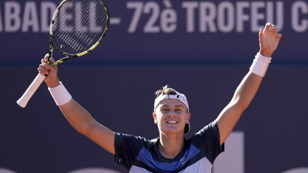 El tenista danés Holger Rune celebra su victoria ante el español Carlos Alcaraz durante la final del Barcelona Open Banc Sabadell-Trofeo Conde de Godó
