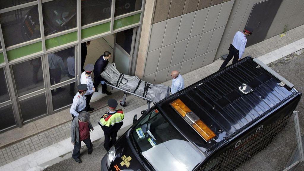 Funerarios retiran el cadáver del profesor asesinado por un alumno en el instituto Joan Fuster de Barcelona