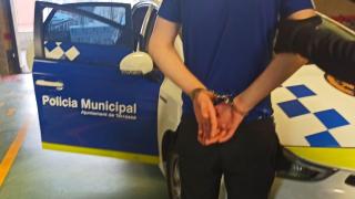 Desalojan un aparcamiento conflictivo de Terrassa tras una brutal pelea entre jóvenes armados con machetes