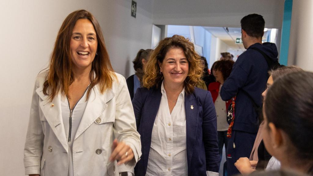 La consellera de Educación y la alcaldesa de Viladecans, Olga Morales, durante su visita
