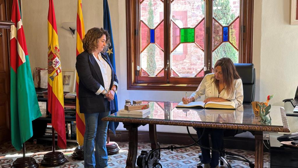 La consellera durante la firma del libro de honor del Ayuntamiento de Viladecans