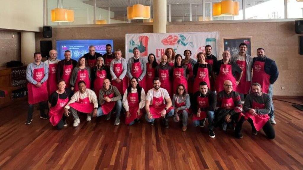 El alcalde de L'Hospitalet, David Quirós, junto a restauradores participantes