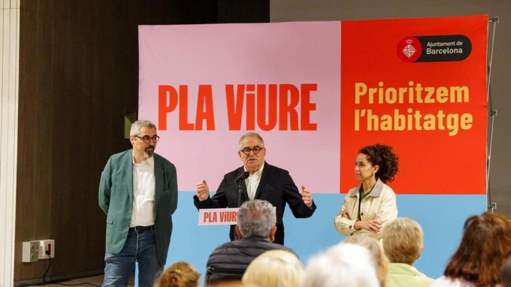 El teniente de alcalde de Economía y concejal del Eixample, Jordi Valls, interviene en el acto de entrega de llaves