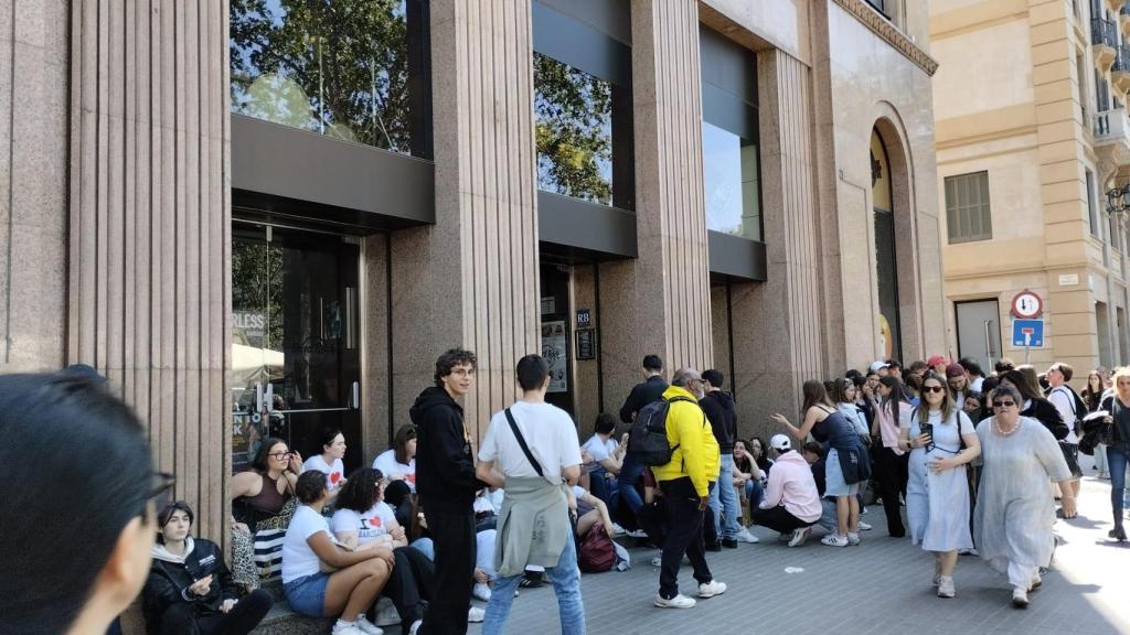 Turistas a las afueras del Hard Rock Café de Plaza Catalunya tras el apagón