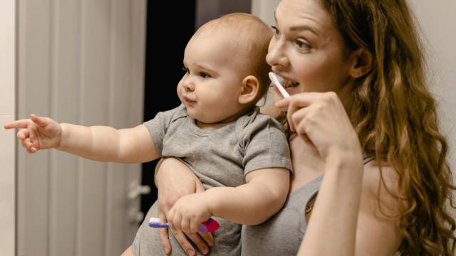 Los pediatras recomiendan a los padres enseñar a sus hijos a cuidar su boca desde el primer diente