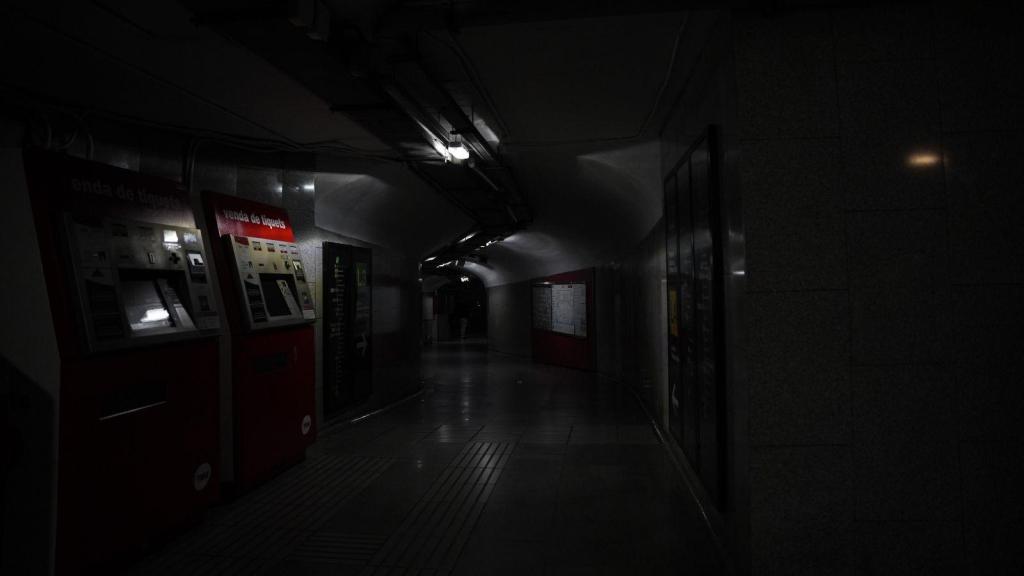 Una estación del metro de Barcelona a oscuras tras el apagón en toda España
