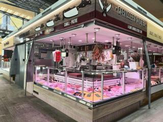 Andreu, carnicero en un mercado histórico de Barcelona: "Los paradistas vivimos al día, intentamos que no sobre producto"