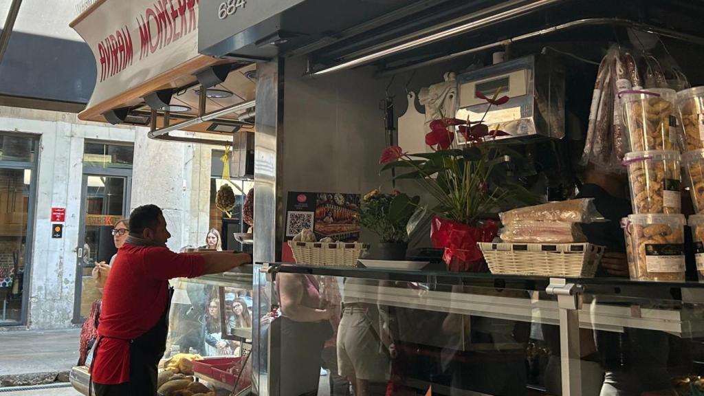 La parada de Avirams Montserrat de la Boqueria, a punto de cerrar durante el apagón del 28 de abril