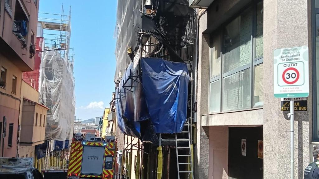 Los Bomberos en la calle d'Olot donde se ha producido el incendio