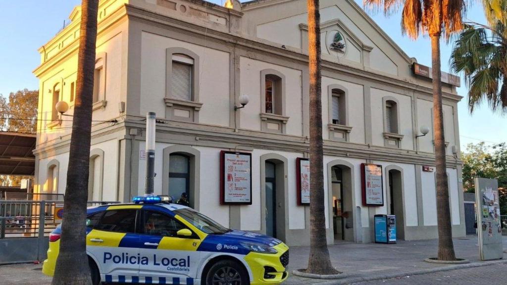 Un vehículo de la Policía Local de Castelldefels el día del apagón
