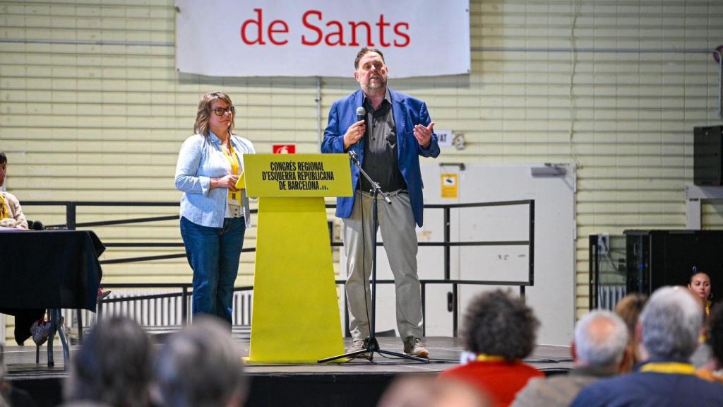 La líder de la Federación de ERC en Barcelona, Creu Camacho, junto al presidente de la formación republicana, Oriol Junqueras