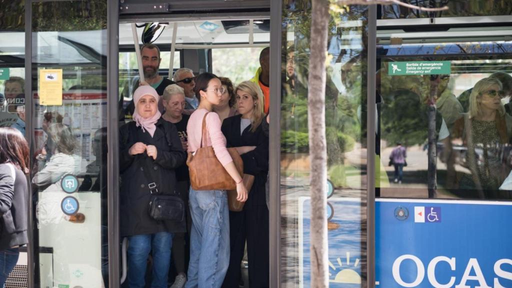 Pasajeros en un bus