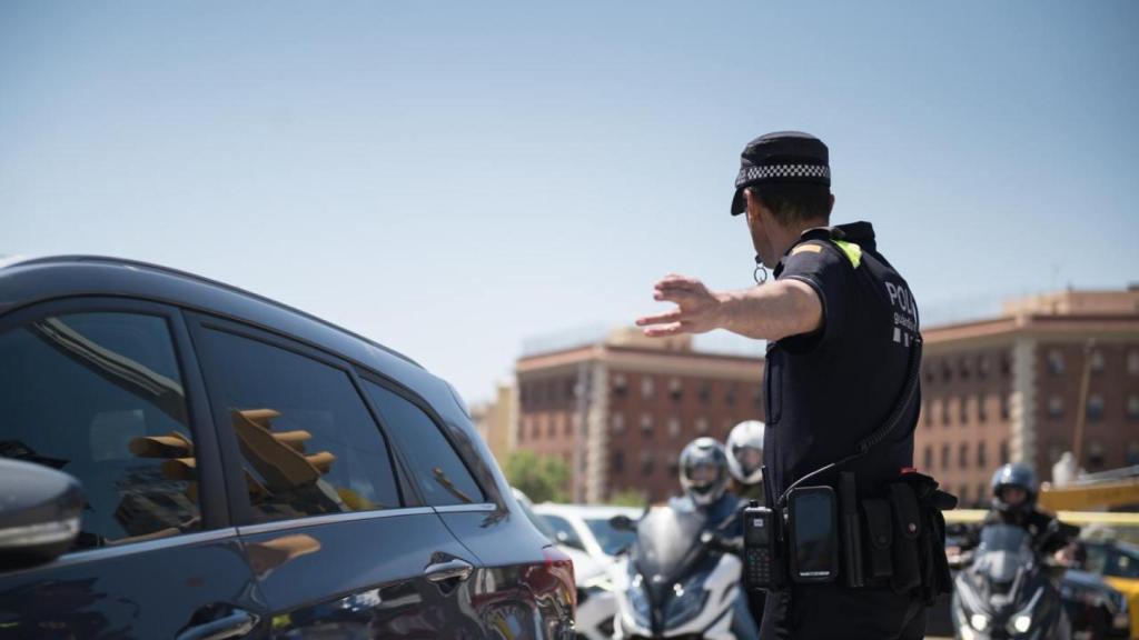 Un agente de la Guardia Urbana controla el tráfico durante el apagón