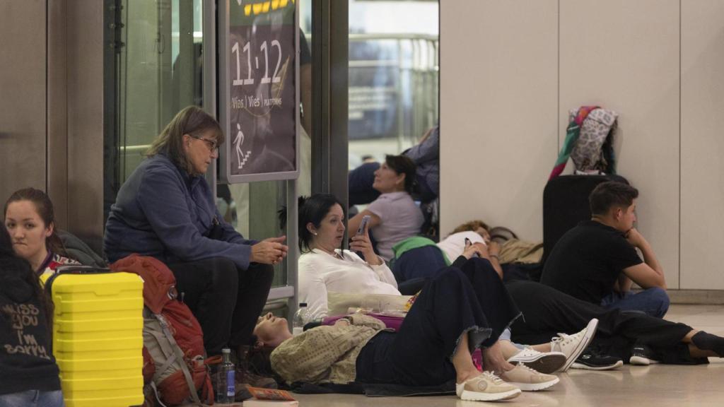 Personas durmiendo en la estación de Sants de Barcelona durante la noche del apagón
