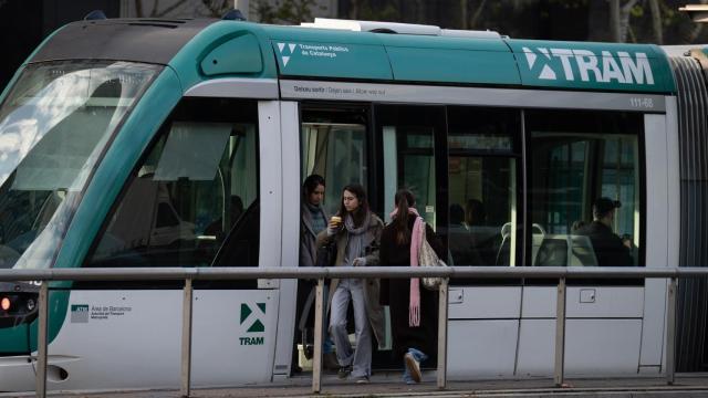 Archivo - Varias personas salen de un tranvía -