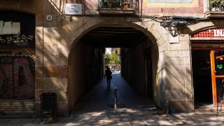 El edificio del centro de Barcelona que esconde un patio histórico: famoso por su escalera y sus arcos góticos