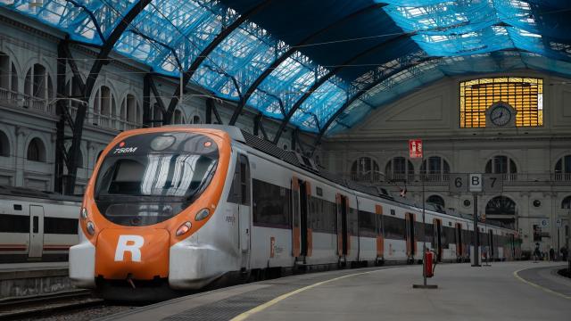 Un tren de Rodalies en la estación de Francia de Barcelona
