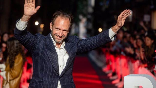 Fiennes al llegar al festival